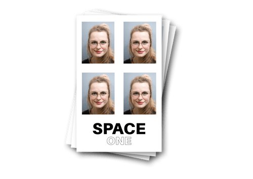 Freundlich lächelndes Passfoto auf einem fertigen Bogen aus dem Passfotostudio Peuerbach